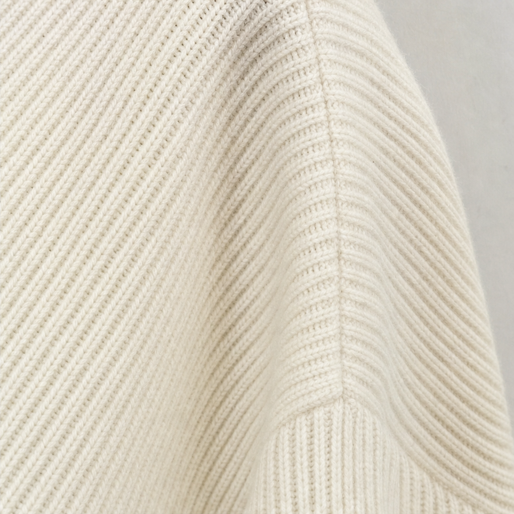 Ribella – Sweter z dekoltem w kształcie czwórki